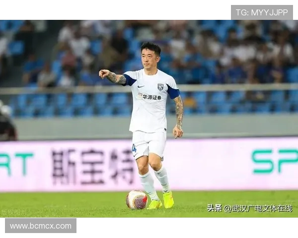 武汉三镇鏖战绿茵赛场激烈对决展现球队技战术与城市荣耀争锋